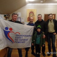 В Воскресной школе храма Священномученика Серафима, в рамках работы приходского военно — патриотического клуба «Подвиг», прошло занятие по оказанию первой помощи