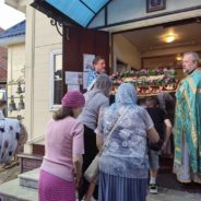 В храме священномученика Серафима совершена утреня с чином погребения Плащаницы Пресвятой Богородицы