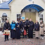 Молодежь храма священномученика Серафима, митрополита Петроградского в Южном Бутове г. Москвы приняла участие в помощи госпиталю г. Луганска, а также помогают фронту изготавливая окопные свечи.