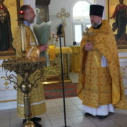 Богослужение в четверг Седмицы 2-й по Пятидесятнице в храме священномученика Серафима. С 20-летием пресвитерской хиротонии настоятеля иерея Максима Глухих поздравил приход храма