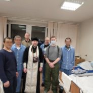 Настоятель храма посетил военный госпиталь.