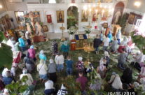 Богослужение в храме в день Святой Троицы, Пятидесятницы