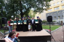 Приход храма Священномученика Серафима стал финалистом конкурса фотографий «Помогая другому — помогаешь себе»