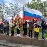 9 мая в День Великой Победы воспитанники Воскресной школы и молодежь храма  встретили военную технику с Парада Победы.