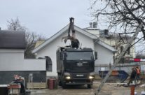 В новом храме произведена уборка после строительных работ. Устройство тротуарный плитки. Уборка нового храма. Вывоз бытовок.