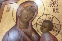 В храм священномученика Серафима, митрополита Петроградского пожертвовали отреставрированную икону Пресвятой Богородицы «Тихвинская» 18 века.