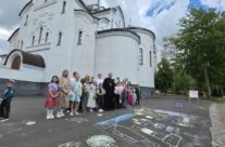 В храме Священномученика Серафима, митрополита Петроградского состоялся семейный детский праздник, посвященный празднику Святой Троицы и Дню защиты детей