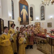 В праздник Светлого Христова Воскресения на ночном Пасхальном богослужении настоятель храма поздравил юных алтарников.
