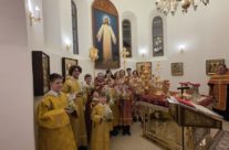 В праздник Светлого Христова Воскресения на ночном Пасхальном богослужении настоятель храма поздравил юных алтарников.