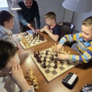 В храме Священномученика Серафима состоялся Пасхальный спортивный семейный праздник, Пасхальный спортивный турнир по шахматам и настольному теннису.
