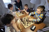 В храме Священномученика Серафима состоялся Пасхальный спортивный семейный праздник, Пасхальный спортивный турнир по шахматам и настольному теннису.