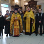 Молодежь храма священномученика Серафима поздравили многодетную матушку Елизавету, супругу настоятеля с Днем матери