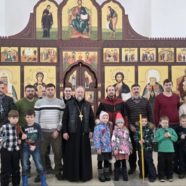 Прихожане храма помогли перенести иконы в новый храм сщмч. Серафима