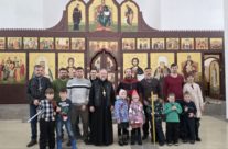 Прихожане храма помогли перенести иконы в новый храм сщмч. Серафима