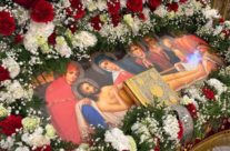 В КАНУН ВЕЛИКОЙ СУББОТЫ СОВЕРШЕНА УТРЕНЯ С ЧИНОМ ПОГРЕБЕНИЯ ПЛАЩАНИЦЫ ГОСПОДА ИИСУСА ХРИСТА  В ХРАМЕ СВЯЩЕННОМУЧЕНИКА СЕРАФИМА, МИТРОПОЛИТА ПЕТРОГРАДСКОГО