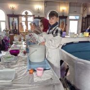 18 и 19 января на Праздник Богоявления Господня прихожане храма, молодежный актив, воспитанники Воскресной школы раздавали Святую воду. Фотографии.