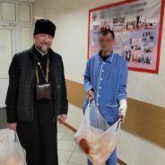 22 декабря 2022 года настоятель храма и добровольцы храма посетили военный госпиталь