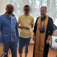 Настоятель храма иерей Максим Глухих посетил военный госпиталь.