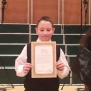 Награждение воспитанника Воскресной школы храма.