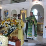 Богослужение в храме священномученика Серафима в день 600-летия обретения мощей преподобного Сергия Радонежского, именины иерея Сергия Онга.