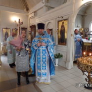 Приход храма Священномученика Серафима поздравил регента хора с юбилеем.