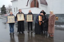 Матушка Алла Степанюк, супруга покойного протоиерея Николая Степанюк, ключаря Богоявленского собора в Елохове, передала в дар иконы для нового храма