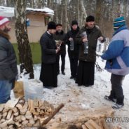 Приходом храма была оказана помощь бездомным людям живущим в лесу.