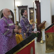 Богослужение в храме Священномученика Серафима в Великий Четверток Страстной седмицы