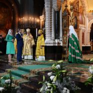 Видеоблогер Анастасия Ляпунова и Василий Глухих, члены актива Московского студенческого центра на Новой площади, поздравили Святейшего Патриарха с Рождеством Христовым!