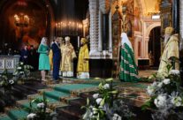 Видеоблогер Анастасия Ляпунова и Василий Глухих, члены актива Московского студенческого центра на Новой площади, поздравили Святейшего Патриарха с Рождеством Христовым!