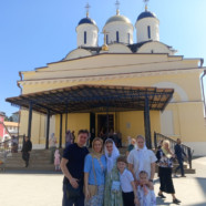 В праздник Петра и Февронии многодетная семья и прихожане храма посетили Пафнутиев Боровский монастырь в рамках празднования Дня семьи, любви и верности.