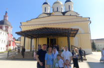 В праздник Петра и Февронии многодетная семья и прихожане храма посетили Пафнутиев Боровский монастырь в рамках празднования Дня семьи, любви и верности.